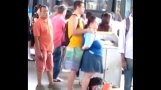 Gordinha safadinha bate uma pra namorado na fila do ônibus