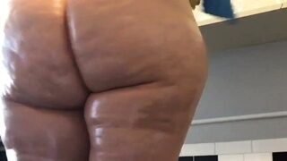 Amateur Latina Milf Masturbates on Cam